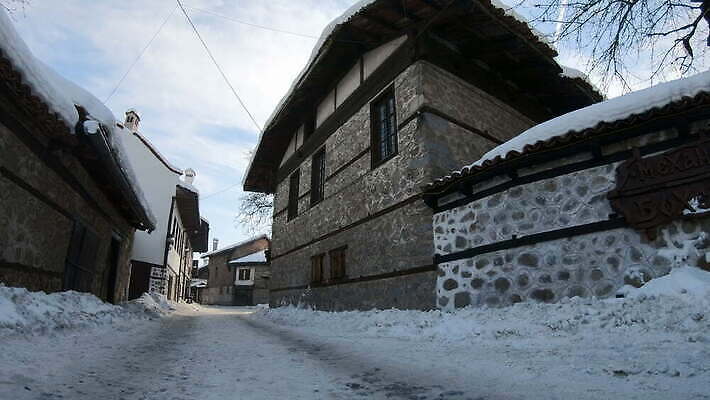 전통 외관 유럽 도로 길 벽 여행 겨울 건축양식 거리 주택 사람없음 야외 건물 도시풍경 여행객 문 마을 검은색 수확 바위 도시 중세 역사 보행로 재산 도심 신비 시설 통로 복고 좁은 장면 타운 그런지 방법 불가리아 빈민가 옛날 비어있는 4K 반스코 MOV 해외동영상 클립영상 건축물 계절 건축 나라 컬러 컨셉 농업 교통시설 사람 풍경 금융 돌_바위 동영상 파일형식 남유럽