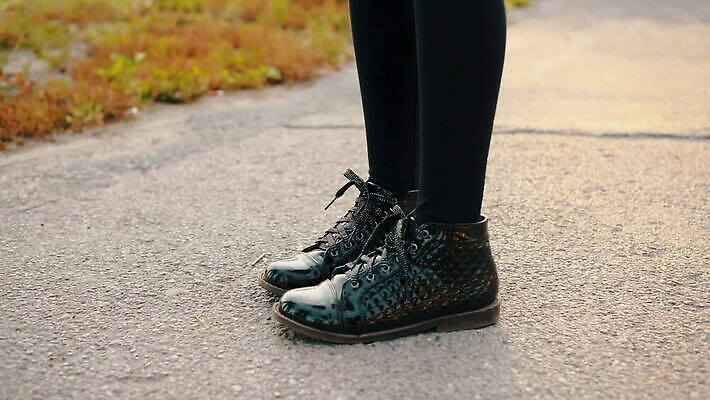 옷 계절 여자 도로 길 신발 발 거리 부츠 서기 사람 사람없음 야외 10대 유행 검은색 청바지 도시 화려 닫기 가죽 양발 혼자 스타일 특허 MOV 해외동영상 클립영상 컬러 컨셉 바지 교통시설 모션 청소년 신체부위 동영상 파일형식