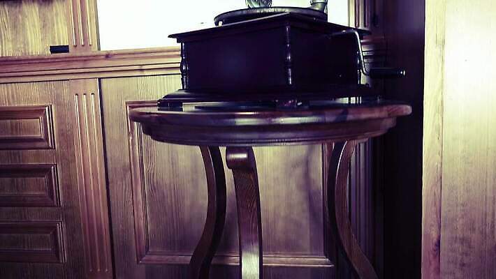 음악 가구 백그라운드 미술 사람없음 목재 상자 소리 듣기 장비 수확 골동품 역사 클래식 향수 오브젝트 복고 오디오 축음기 비닐 고물 옛날 플레이어 회복 스타일 4K HD MP4 해외동영상 클립영상 나무 음향기기 생활용품 컨셉 농업 재료 모션 재질 문화예술 전자제품 화장품 동영상 파일형식