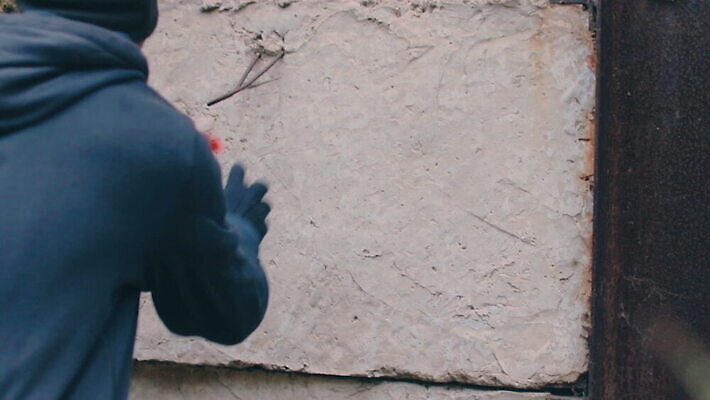 남자 벽 거리 한명 사람 청년 야외 빨간색 페인트 손상 자유 기록 도시 범죄 그래피티 그림 스프레이 화가 분무기 에어로졸 항의 MOV 해외동영상 클립영상 직업 1 컬러 컨셉 성인 낙서 동영상 파일형식