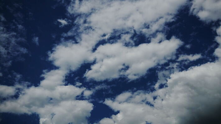 구름 컬러 백그라운드 자연 하늘 날씨 풍경 사람없음 야외 가로 여름 파란색 빛 햇빛 태양 우주 환경 흰색 전원 분위기 장면 천국 솜털 스카이라인 내추럴 오존 적란운 천창 유일 4K 타임랩스 MOV 해외동영상 클립영상 자연요소 계절 컨셉 촬영기법 전기에너지 생태계 동영상 파일형식 구름_자연