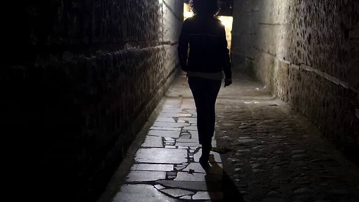 실루엣 산업 도로 백그라운드 비즈니스 건축양식 추상 벽돌 거리 사람없음 건물 도시풍경 문 걷기 검은색 어둠 흰색 도시 분위기 도심 탈출 런던 베네치아 지역 타운 잭 그런지 마피아 빈민가 살인범 스모그 옛날 우울감 4K MP4 해외동영상 클립영상 건축물 건축 감정 길 컬러 컨셉 무늬 교통시설 모션 영국 촬영기법 풍경 이탈리아 동영상 파일형식