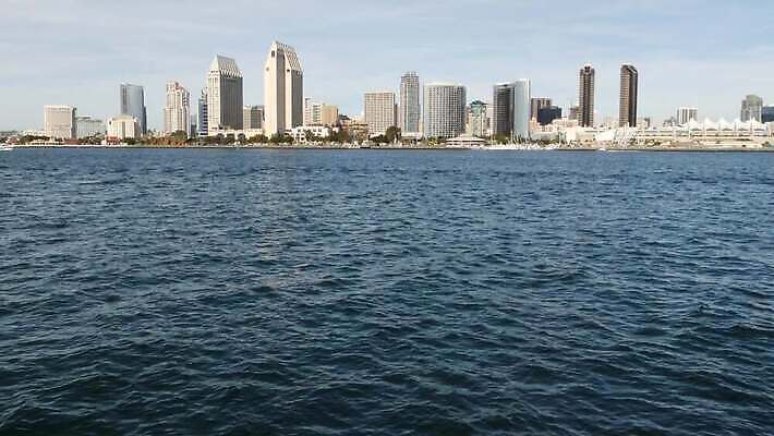 바다 요트 건축양식 바람 파노라마 사람없음 건물 파란색 관광지 도시풍경 탑 항구 고층빌딩 미국 도시 만 보트 수면 도심 캘리포니아 태평양 방문 구역 산티아고 선박 수평선 4K MP4 해외동영상 클립영상 자연요소 건축물 건축 컬러 여행 수상교통 북아메리카 배_교통 교통시설 날씨 촬영기법 풍경 빌딩 물 동영상 파일형식