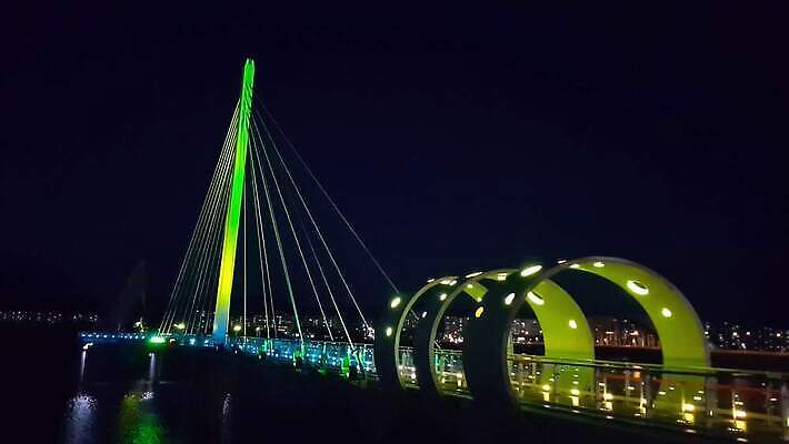 유럽 아시아 바다 여행 건축양식 전등 조명 한국 동양인 풍경 사람없음 건물 물 도시풍경 반사 여행객 탑 항구 고층빌딩 새벽 도시 만 보트 도심 야간 저녁 장면 스카이라인 석호 빛망울 랜드마크 4K MOV 해외동영상 클립영상 자연요소 건축물 건축 나라 배_교통 교통시설 사람 인종 빌딩 빛 동영상 파일형식