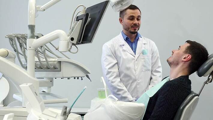 백인 응시 남자 백그라운드 유니폼 건강 치과 병원 설명 미소 웃음 사람 성인 두명 치료 모니터 장비 터치 의사 흰색 기구 공구 최고 입 치아 고객 부식 치과의사 쇼 방문 틀니 돌봄 미백 승인 위생관리 치아교정 4K MOV 해외동영상 클립영상 서양인 시선 옷 컬러 의학 모션 표정 관리 신체부위 컴퓨터 의료진 도구 소화기관 교정 동영상 파일형식