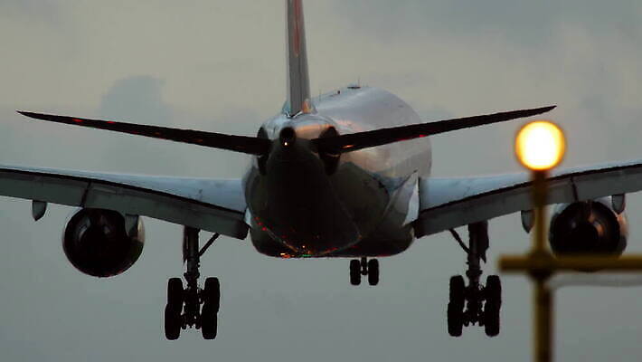 산업 여행 날개 회사 비즈니스 교통시설 비행기 사람없음 맑음 공항 항공 네덜란드 상업 활주로 제트기 승객 우주산업 암스테르담 대패 착륙 접근 항공사 4K 지상주행 유도로 MOV 해외동영상 클립영상 유럽 길 교통 항공교통 날씨 대중교통 우주 시설 동영상 파일형식