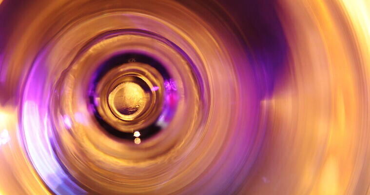 디자인 컬러 백그라운드 패턴 유리 추상 조명 미술 사람없음 장식 물 뷰티 반사 노란색 디지털 젖음 추위 황금 닫기 소프트포커스 브레이크 크리스탈 빗방울 질감 다이아몬드 유리그릇 블러 블러효과 새기다 인공 비어있는 4K MOV 해외동영상 클립영상 자연요소 그릇 무늬 모션 재질 문화예술 촬영기법 비_날씨 광석 보석 동영상 파일형식 효과