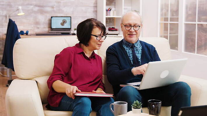 백인 라이프스타일 커플 할아버지 노년 남자 행복 할머니 인터넷 통신 가족 관계 남편 주택 함께함 실내 대화 미소 사람 앉기 여러명 성인 노트북 컴퓨터 스크린 흰색 아내 은퇴 부름 온라인 동영상 옛날 조부모 화상통화 4K MOV 해외동영상 클립영상 서양인 여자 감정 컬러 다수 컨셉 모션 표정 말하기 내부 건물 생활 전자제품 통화 파일형식