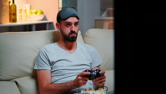 백인 1 라이프스타일 응시 놀이 휴식 주택 사람 앉기 성인 소파 주방 축구 텔레비전 경쟁 방 분노 게임 잡기 좌절 저녁 패배 조이스틱 멀리 온라인 동영상 게이머 관리자 분실 심각 플레이어 4K MOV 해외동영상 클립영상 서양인 시선 감정 컨셉 의자 모션 건물 생활 전자제품 구기 야간 게임기 파일형식