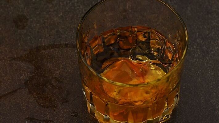 1 라이프스타일 문화 음료 백그라운드 유리 탁자 사람없음 얼음 어둠 마시기 알코올 칵테일 바 투명 던지기 닫기 떨어짐 계산대 가득함 큐브 각도 쏟아짐 버번 브랜디 위스키 스플래쉬 카피스페이스 MOV 해외동영상 슬로모션 클립영상 자연요소 가구 컨셉 모션 재질 주류 촬영기법 생활 공백 동영상 파일형식