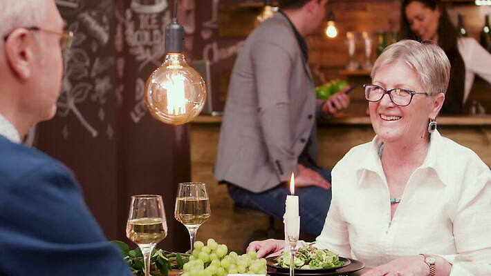 백인 전통 커플 여자 남자 꽃 행복 안경 음료 결혼 2 데이트 관계 유리 남편 친절 함께함 대화 선물 사랑 성인 장미 식당 와인 저녁식사 놀람 카페 낭만 축하 아내 날짜 우아함 유혹 은퇴 옛날 4K MOV 해외동영상 클립영상 서양인 식물 잡화 감정 컨셉 재질 주류 표정 말하기 사람 이벤트 상점 식사 동영상 파일형식