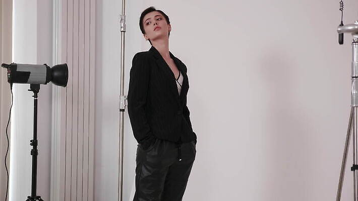 백인 모델 직업 응시 옷 여자 포즈 백그라운드 비즈니스 직장 실내 창조 사람 정장 성인 빛 유행 카메라 디지털 사진촬영 장비 램프 업무 우아함 발사 사진사 스타일 4K MOV 해외동영상 클립영상 서양인 시선 컨셉 회사 조명 내부 전자제품 촬영 작업 작가 동영상 파일형식