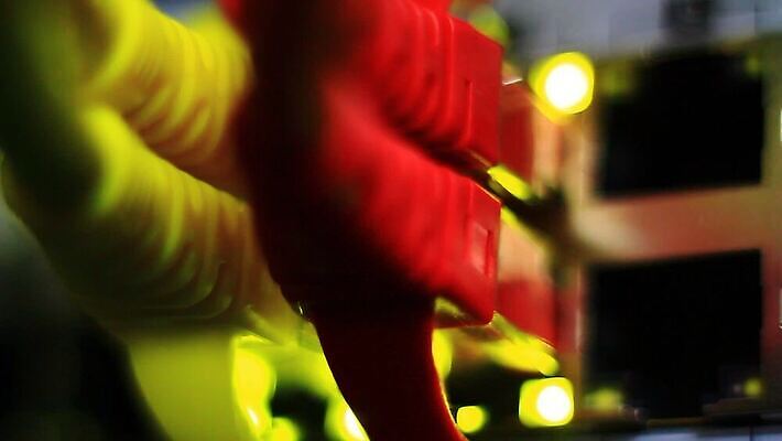 선 컨셉 인터넷 비즈니스 통신 부분 기술 사람없음 파란색 컴퓨터 디지털 자료 장비 정보 그물 네트워크 센터 플러그 전기에너지 연결 접속 속도 전자 철사 시스템 포트 스위치 랜 서버 신발장 인터페이스 네트워킹 MOV 해외동영상 클립영상 컬러 전자제품 에너지 동영상 파일형식