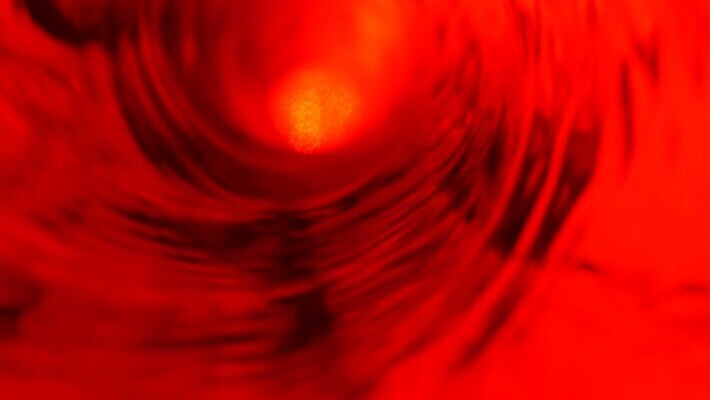 디자인 컨셉 추상 나선형 경사 사람없음 빨간색 물 반짝임 약 소용돌이 회오리 투명 액체 황금 크리스탈 명상 질감 역동적 화재 회전 진홍색 깔대기 루비 리듬 마약 무한 지옥 최면 카피스페이스 4K 유체 깜빡이다 MP4 해외동영상 클립영상 자연요소 컬러 무늬 의학 모션 공백 광석 보석 사건 동영상 파일형식