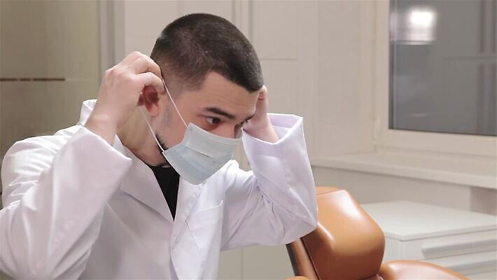 백인 직업 남자 컨셉 유니폼 의자 수염 실내 건강 치과 병원 관리 가면 한명 사람 성인 치료 약 장비 환자 의사 흰색 입 치아 치과의사 방문 썩음 위생관리 치아교정 살균 구강학 MP4 해외동영상 클립영상 서양인 1 옷 컬러 가구 의학 내부 신체부위 의료진 소화기관 교정 동영상 파일형식