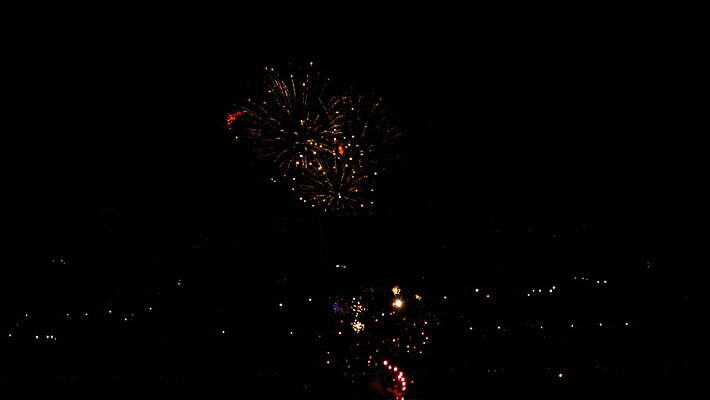 행복 컬러 백그라운드 하늘 불 추상 휴가 불꽃 새로움 기념 폭죽 사람없음 빨간색 빛 컬러풀 노란색 파티 검은색 축제 어둠 흰색 축하 도시 업무 야간 저녁 폭발 연도 7월 4K MOV 해외동영상 클립영상 자연요소 감정 컨셉 무늬 이벤트 작업 날짜 동영상 파일형식