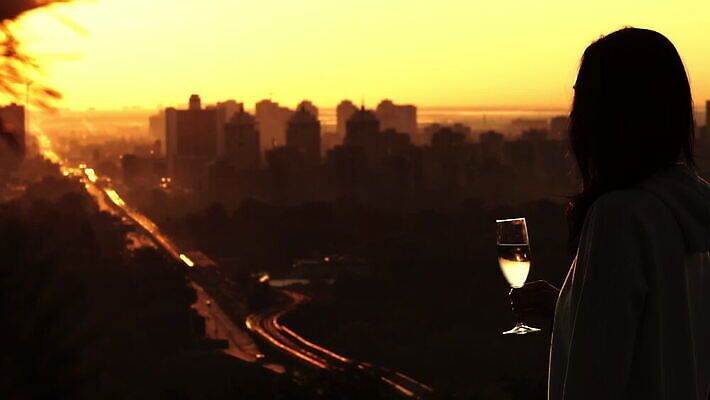 라이프스타일 여자 실루엣 와인잔 하늘 휴가 한명 야외 햇빛 일출 와인 일몰 마시기 도시 샴페인 MOV 해외동영상 클립영상 1 술잔 모션 주류 촬영기법 사람 생활 태양 노을 동영상 파일형식