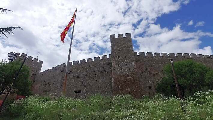 유럽 호수 벽 여행 건축양식 창문 하늘 산 파노라마 풍경 사람없음 건물 여름 관광지 도시풍경 탑 바위 깃발 도시 중세 역사 정상 지중해 언덕 폐허 타운 동유럽 천연기념물 고고학 랜드마크 마케도니아 발칸반도 옛날 화창 4K MP4 해외동영상 클립영상 건축물 계절 교육 건축 나라 바다 날씨 촬영기법 돌_바위 동영상 파일형식 남유럽