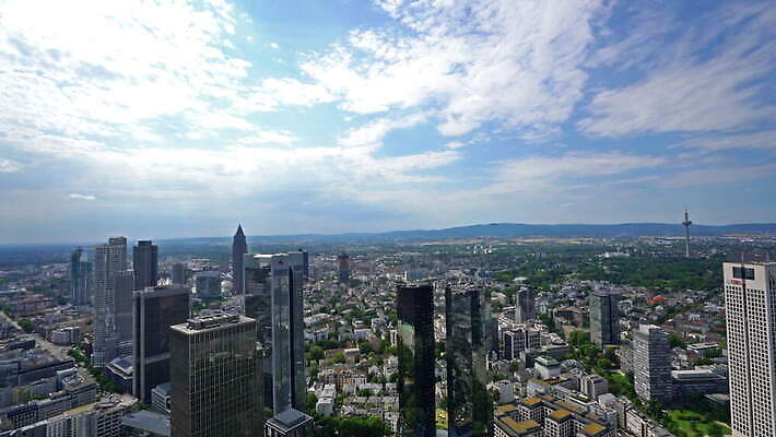 구름 유럽 여행 비즈니스 건축양식 하늘 거리 독일 안테나 파노라마 풍경 사람없음 건물 여름 금융 파란색 빛 강 도시풍경 사무실 탑 고층빌딩 도시 센터 재산 도심 저녁 큼 메인 장면 지역 타운 스카이라인 항공촬영 랜드마크 프랑크푸르트 4K MOV 해외동영상 클립영상 자연요소 건축물 계절 건축 나라 뷰포인트 컬러 통신 촬영기법 빌딩 경제 야간 크기 동영상 파일형식