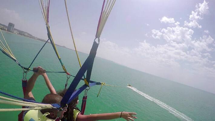 스포츠 바다 여행 포즈 2 자연 하늘 휴가 매달리기 웃음 사람 취미 물 파란색 기쁨 자유 비행 아빠 위험 무서움 파일럿 스카이다이빙 흥분 양산 낙하산 글라이더 무료 4K HD MP4 해외동영상 클립영상 자연요소 직업 감정 컬러 컨셉 가족 모션 표정 익스트림스포츠 생태계 동영상 파일형식