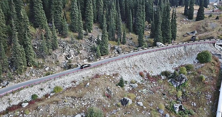 나무 도로 선 여행 교통시설 자동차 자연 산 안테나 그림자 사람없음 초록색 운전 시골 고속도로 운전사 정상 숲 언덕 회전 항공촬영 드론 루트 방법 선로 카자흐스탄 가문비나무 4K 알마티 MP4 해외동영상 클립영상 식물 직업 아시아 길 육상교통 뷰포인트 컬러 교통 통신 모션 시설 생태계 동영상 파일형식