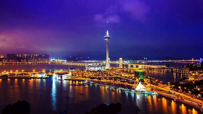 산업 아시아 길 바다 섬 여행 곡선 건축양식 교통시설 호텔 안테나 풍경 사람없음 건물 경제 빛 도시풍경 컬러풀 반사 탑 항구 중국 관찰 도시 도심 야간 저녁 카지노 장면 포트 타운 스카이라인 랜드마크 루트 마카오 절정 4K 타임랩스 MP4 해외동영상 클립영상 자연요소 건축물 건축 나라 선 컬러 교통 통신 모션 숙소 촬영기법 도박 시설 동영상 파일형식