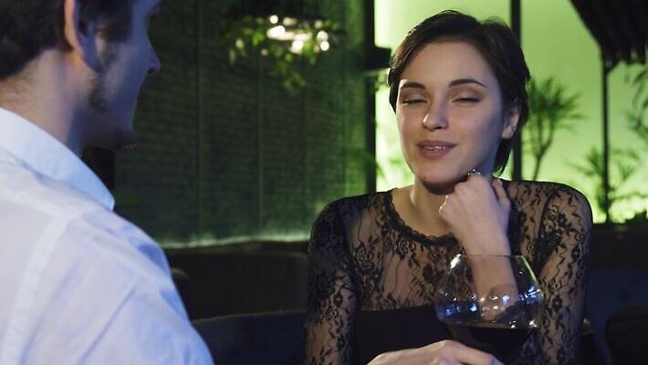 라이프스타일 커플 여자 남자 행복 감정 음료 통신 관계 휴가 휴식 기념 주류 미소 두명 섹시 파티 식당 와인 카페 낭만 축하 표현 알코올 바 뜨거움 날짜 저녁 유혹 주말 유대감 4K MOV 해외동영상 클립영상 컨셉 표정 사람 이벤트 생활 상점 야간 동영상 파일형식