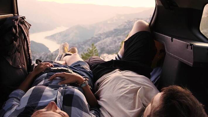 라이프스타일 커플 여자 남자 행복 여행 자동차 자연 휴가 휴식 산 함께함 부츠 건강 사랑 사람 풍경 20대 성인 야외 두명 여름 친구 빛 햇빛 여행객 하이커 4K MP4 해외동영상 클립영상 계절 감정 육상교통 신발 컨셉 관계 청년 생활 태양 생태계 동영상 파일형식