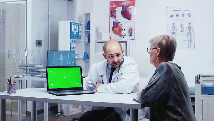 직업 여자 인터넷 건강 병원 사람 초록색 컴퓨터 약 스크린 모니터 공백 고통 시험 환자 의사 토론 직원 컨설턴트 상담 쇼 고립 교체 돌봄 목업 카피스페이스 크로마키 비어있는 4K MOV 해외동영상 클립영상 교육 감정 컬러 의학 모션 전자제품 의료진 전문직 동영상 파일형식