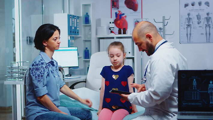 직업 딸 어린이 청진기 엄마 건강 병원 대화 미소 앉기 치료 알약 약 고통 환자 간호사 의사 도움 질병 토론 컨설턴트 약속 방문 돌봄 소아과의사 4K MOV 해외동영상 클립영상 감정 컨셉 의학 가족 의료기기 모션 표정 말하기 사람 의료진 전문직 상담 동영상 파일형식