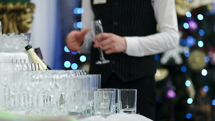 직업 접시 손 기념일 안경 음료 유니폼 크리스마스 유리 노동자 새로움 서브 기념 사람 사람없음 파티 요식업 식당 와인 마시기 축하 알코올 업무 붓기 샴페인 플루트 종업원 웨이터 직원 서비스 토스트 바텐더 코르크 스파클링와인 MOV 해외동영상 클립영상 식기 잡화 옷 산업 빵 컨셉 모션 재질 주류 관악기 이벤트 신체부위 상점 작업 동영상 탄산 파일형식