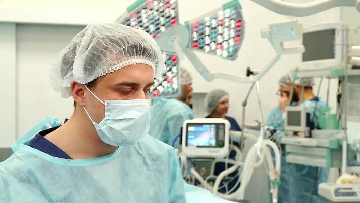 백인 직업 모자 응시 옷 여자 남자 장갑 백그라운드 유니폼 노동자 전등 건강 병원 가면 서기 사람 여러명 성인 파란색 약 모니터 방 장비 간호사 의사 수술 끝 닫기 보호 닦기 이륙 외과 심각 이마 살균 4K MOV 해외동영상 클립영상 서양인 시선 잡화 컬러 다수 컨셉 의학 모션 조명 컴퓨터 의료진 동영상 파일형식