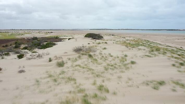 구름 모래 바다 여행 자연 하늘 안테나 풍경 사람없음 야외 초록색 물 여름 파란색 강 갈색 환경 회색 콘센트 호주 전기에너지 모래언덕 언덕 동영상 드론 주입구 4K MP4 해외동영상 클립영상 자연요소 계절 컬러 통신 에너지 오세아니아 생태계 파일형식