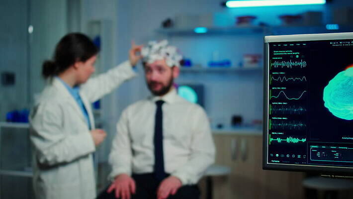 과학 건강 병원 실험 스터디 컴퓨터 약 머리 디지털 스크린 모니터 헤드폰 기계 장비 환자 의사 정보 마음 네트워크 엔지니어 실험실 질병 연구원 과학자 분석 뇌 시설 하이테크 조절 개발 스캐너 4K MOV 해외동영상 클립영상 직업 음향기기 컨셉 의학 기술 신체부위 전자제품 학습 의료진 기술자 동영상 학자 파일형식