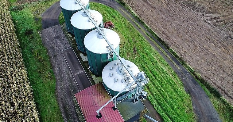 식물 밭 농업 독일 안테나 옥수수 사람없음 건물 초록색 농장 농경지 탑 상점 금속 농사 흙 시골 낟알 컨테이너 탱크 수납 드론 사일로 조감도 철강 세련 4K MOV 해외동영상 클립영상 건축물 유럽 산업 컬러 통신 재질 곡류 동영상 파일형식