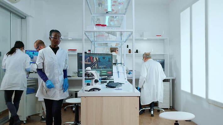 직업 과학 건강 현미경 실험 사람없음 치료 약 검은색 장비 간호사 의사 그룹 엔지니어 실험실 바이러스 보호 질병 생명공학 연구원 과학자 분석 직원 생물학 하이테크 미생물 다민족 혁명 개발 백신 전염병 화학자 코로나바이러스 4K MOV 해외동영상 클립영상 교육 컬러 컨셉 의학 생물 기술 실험기구 의료진 기술자 동영상 학자 파일형식