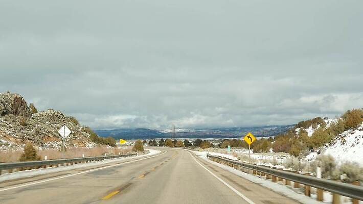 여행 겨울 곡선 자동차 자연 유리 산 항해 사람없음 빨간색 노란색 미국 운전 고속도로 황무지 땅 탈출 환경보전 지역 애리조나 루트 방법 시온산 자동 직진 수평선 4K MP4 해외동영상 클립영상 계절 도로 선 육상교통 컬러 컨셉 북아메리카 배_교통 모션 재질 사회이슈 생태계 동영상 파일형식