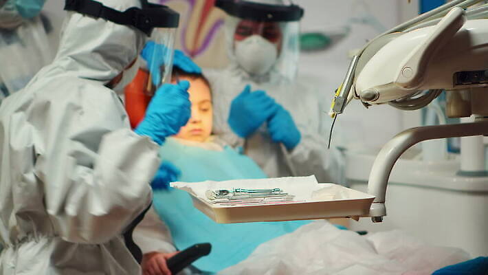 어린이 엑스레이 건강 치과 병원 작업복 환자 간호사 의사 도구 램프 바이러스 치아 보호장비 치과의사 예방 치아교정 치통 코로나바이러스 4K 구강학 MOV 해외동영상 클립영상 옷 의학 조명 사람 장비 의료진 소화기관 질병 교정 동영상 파일형식