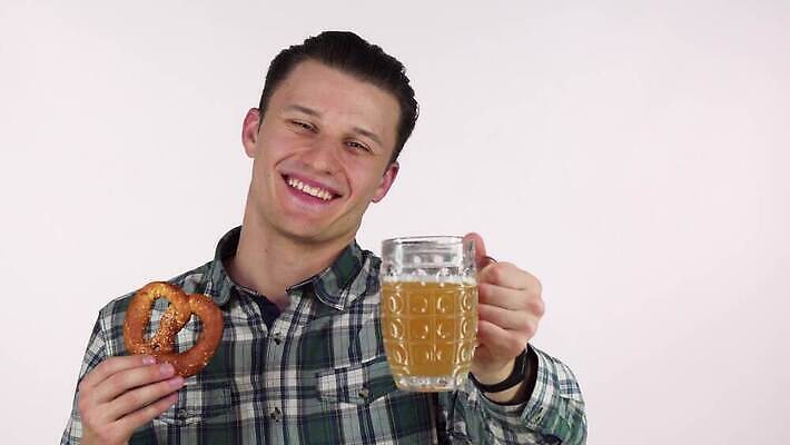 라이프스타일 행복 음료 휴가 기념 맥주 독일 통 한명 미소 파티 유행 축제 머그컵 마시기 축하 알코올 바 액체 맛 갈증 웨이터 직원 주말 10월 알코올중독 스카우트 양조 양조장 옥토버페스트 바이에른 힙스터 맛있는 4K MOV 해외동영상 클립영상 직업 1 패션 감정 유럽 컨셉 모션 주류 표정 사람 이벤트 생활 컵 날짜 동영상 중독 파일형식