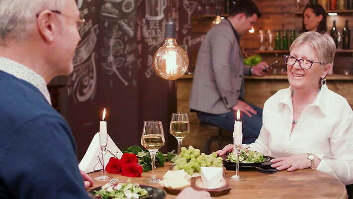 백인 전통 커플 여자 남자 꽃 행복 안경 음료 결혼 2 데이트 관계 유리 남편 친절 함께함 대화 선물 사랑 성인 장미 식당 와인 저녁식사 놀람 카페 낭만 축하 아내 날짜 우아함 유혹 은퇴 옛날 4K MOV 해외동영상 클립영상 서양인 식물 잡화 감정 컨셉 재질 주류 표정 말하기 사람 이벤트 상점 식사 동영상 파일형식