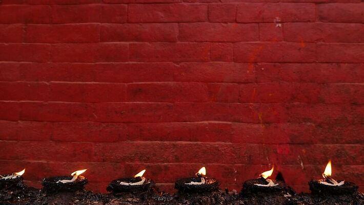 전통 종교 문화 벽 불 벽돌 조명 그림자 미술 사람없음 야외 장식 빨간색 빛 평화 축제 기도 램프 뜨거움 심볼 정사각형 네팔 기념물 연소 돌봄 숭배 신앙심 옛날 줄서기 카트만두 많음 카피스페이스 미니멀리스트 MP4 해외동영상 클립영상 자연요소 도형 아시아 컬러 컨셉 모션 문화예술 공백 동영상 파일형식