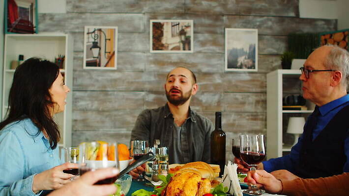 여자 할아버지 딸 행복 안경 아들 할머니 음료 음식 가족 탁자 엄마 주택 함께함 실내 미소 사람 앉기 여러명 빨간색 친구 와인 식사 기쁨 축하 아내 아빠 60대 먹기 잔치 긍정 서빙 나눔 세대 축배 점심식사 핸드메이드 맛있는 4K MOV 해외동영상 클립영상 잡화 노년 남자 감정 컬러 가구 다수 컨셉 관계 모션 주류 표정 내부 건물 동영상 파일형식