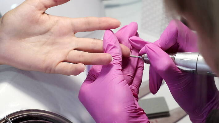 직업 손 여자 장갑 손가락 사람 유행 상점 기계 화장품 공구 붓 업무 못 손톱관리 손톱 미용사 고객 피부 서비스 만들기 먼지 광택 주인 순서 삭제 돌봄 방법 하드웨어 아크릴 4K MOV 해외동영상 클립영상 잡화 모션 재질 신체부위 컴퓨터 뷰티 도구 작업 네일아트 동영상 파일형식