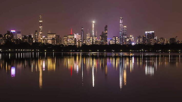 공원 호수 건축양식 사람없음 건물 도시풍경 반사 고층빌딩 미국 저수지 연못 도시 도심 야간 저녁 뉴욕 스카이라인 맨해튼 4K 타임랩스 MOV 해외동영상 클립영상 자연요소 건축물 공공시설 건축 북아메리카 촬영기법 풍경 빌딩 동영상 파일형식