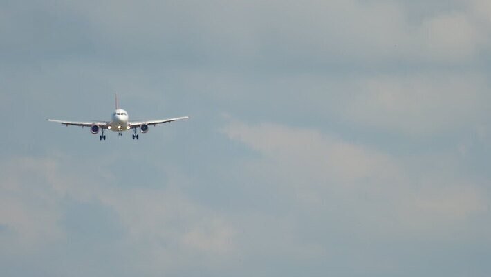 구름 교통시설 하늘 비행기 사람없음 공항 항공 상업 제트기 승객 엔진 암스테르담 대패 착륙 접근 항공사 MOV 해외동영상 클립영상 자연요소 산업 교통 항공교통 대중교통 네덜란드 시설 동영상 파일형식