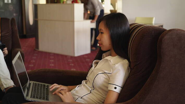 백인 직업 여자 행복 여유 인터넷 회사 비즈니스 통신 관계 호텔 성공 설계 아이디어 대화 한명 미소 사람 동양인 내부 노트북 컴퓨터 사무실 중국 카페 업무 작업 비즈니스우먼 그룹 계획 토론 종업원 무선전화기 책상 개발 세미나 호스텔 브레인스토밍 4K MOV 해외동영상 클립영상 서양인 1 감정 아시아 가구 컨셉 숙소 표정 말하기 인종 전자제품 상점 직장인 전화기 동영상 파일형식