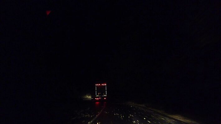 산업 도로 선 컬러 여행 백그라운드 비즈니스 교통시설 모션 자동차 조명 풍경 사람없음 빛 어둠 황혼 운전 트럭 화물 램프 긴급 고속도로 야간 아스팔트 배송 속도 상업 짐차 트레일러 물류 자동 1인칭시점 4K MP4 해외동영상 클립영상 자연요소 시선 길 육상교통 교통 일몰 운송업 시설 동영상 파일형식