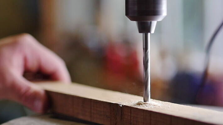 직업 1 손 산업 백그라운드 노동자 한명 사람 목재 상점 금속 검은색 힘 기계 장비 흰색 기구 공구 나사 업무 작업실 수리 목수 무선 오브젝트 만들기 목공예 잡동사니 토막 건축업자 공예가 베터리 송곳 조작 톱밥 하드웨어 MOV 해외동영상 클립영상 나무 건축 컬러 재료 모션 재질 신체부위 컴퓨터 도구 작업 가루 공예 동영상 파일형식