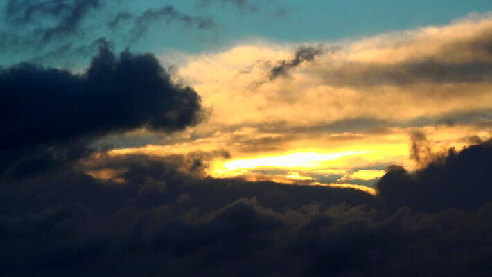 로우앵글 자연 하늘 바람 날씨 독일 사람없음 야외 파란색 평화 솜털 4K 락다운 MOV 해외동영상 클립영상 자연요소 유럽 뷰포인트 컬러 컨셉 생태계 동영상 파일형식