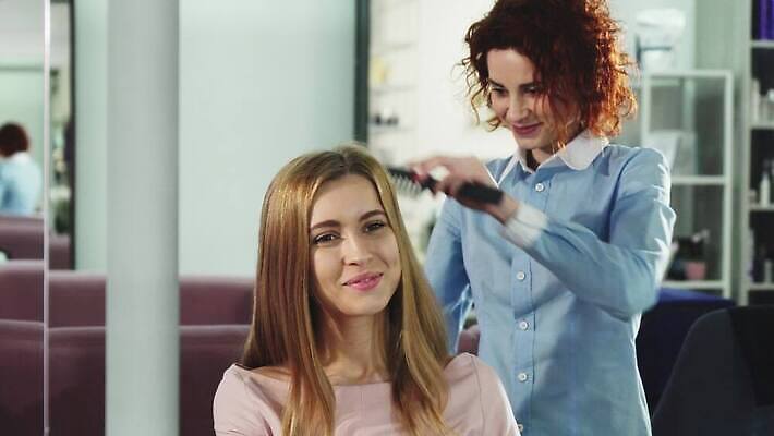 직업 라이프스타일 산업 통신 노동자 실내 사람 소녀 두명 뷰티 상점 스파 붓 머리빗 업무 화려 고급 미용사 이발 고객 서비스 준비 테라피 순서 스타일리스트 이발사 스타일 4K MOV 해외동영상 클립영상 여자 어린이 컨셉 내부 생활 미용용품 작업 동영상 파일형식